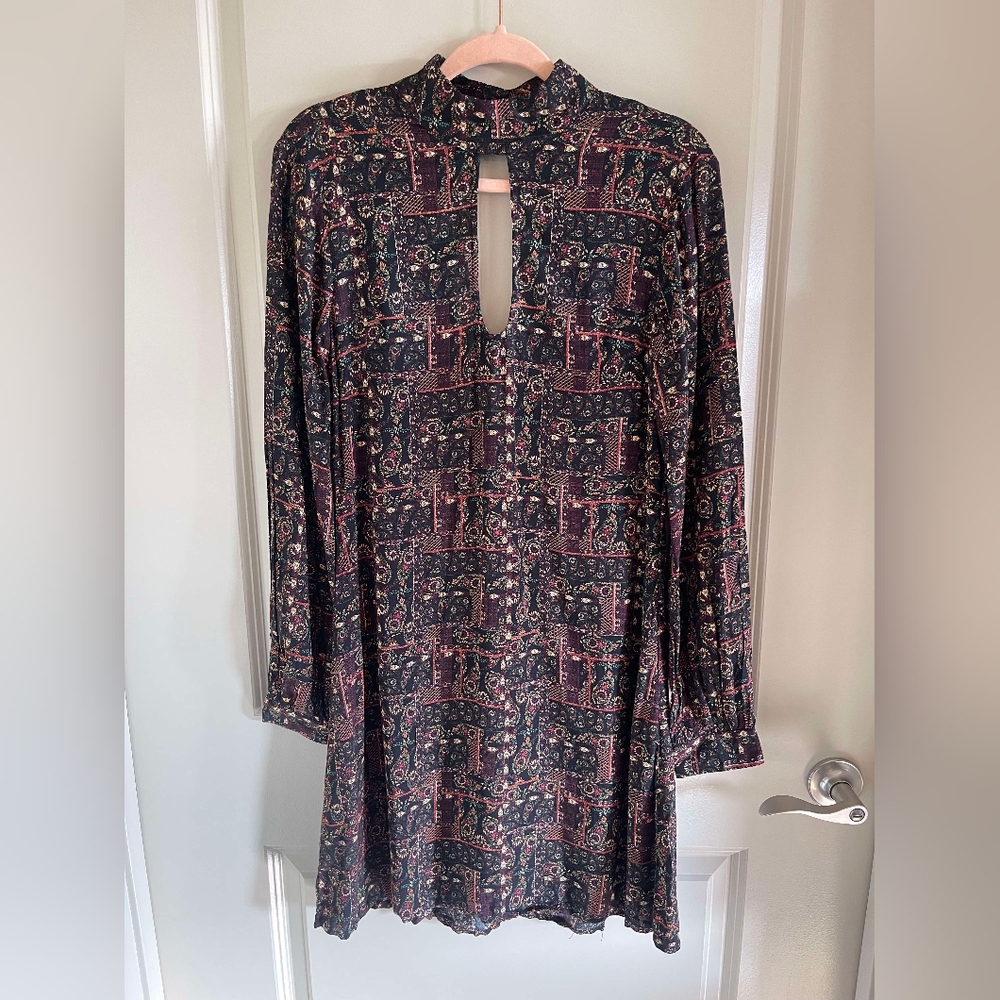 EARTHBOUND Keyhole open back long sleeve short dress